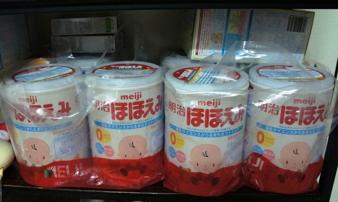 Những hộp sữa Meiji được xách tay từ Nhật đang bày bán tại cửa hàng của chị Vân.